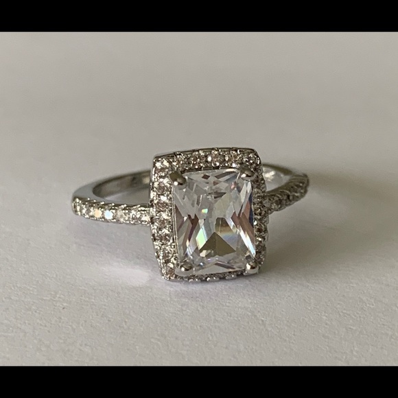 **SOLD**NEW Size 8 Diamond Ring** - Picture 2 of 5